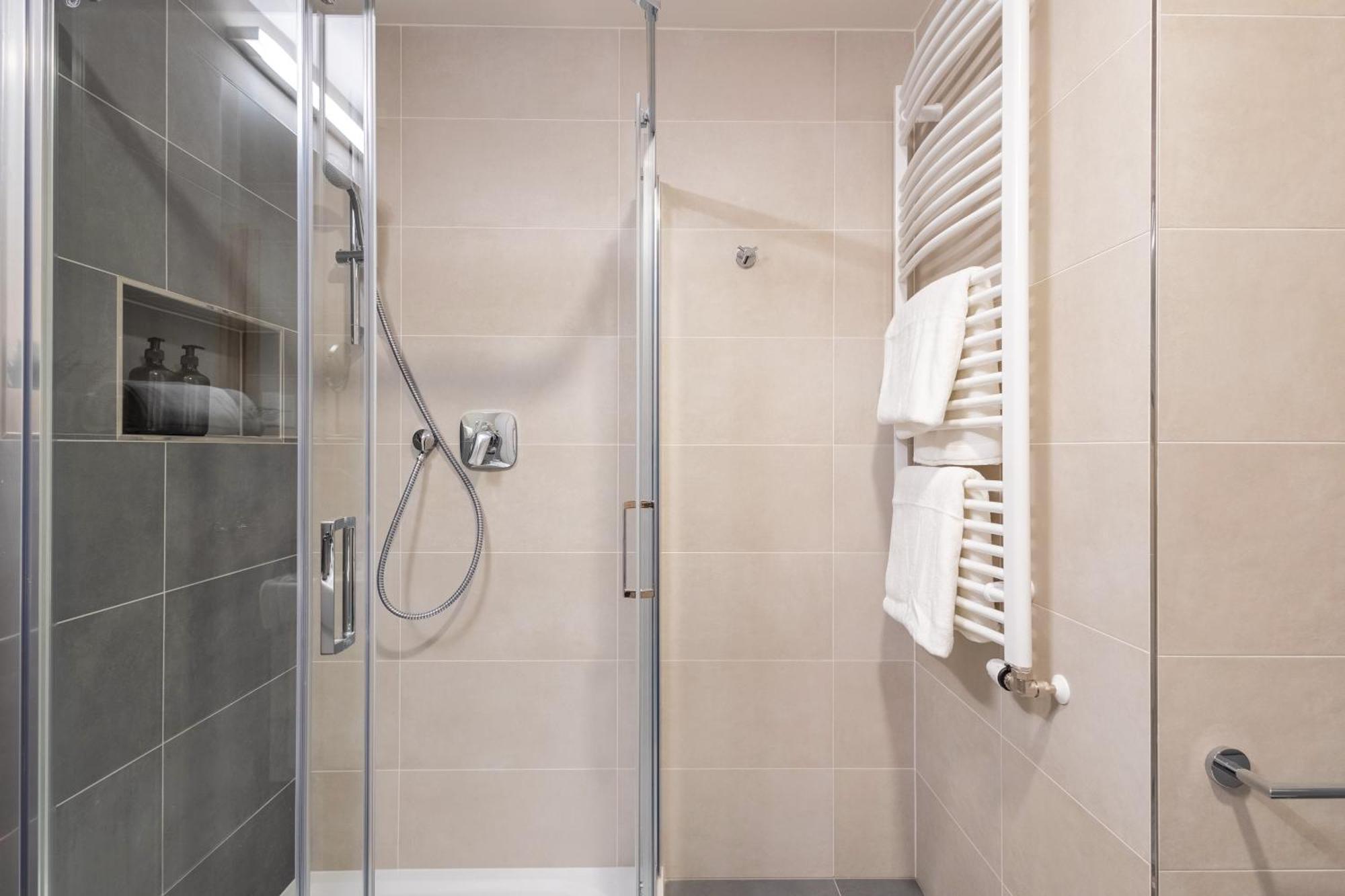 Apartament Colorful - Balcony, Free Parking, By Gravity Praga
