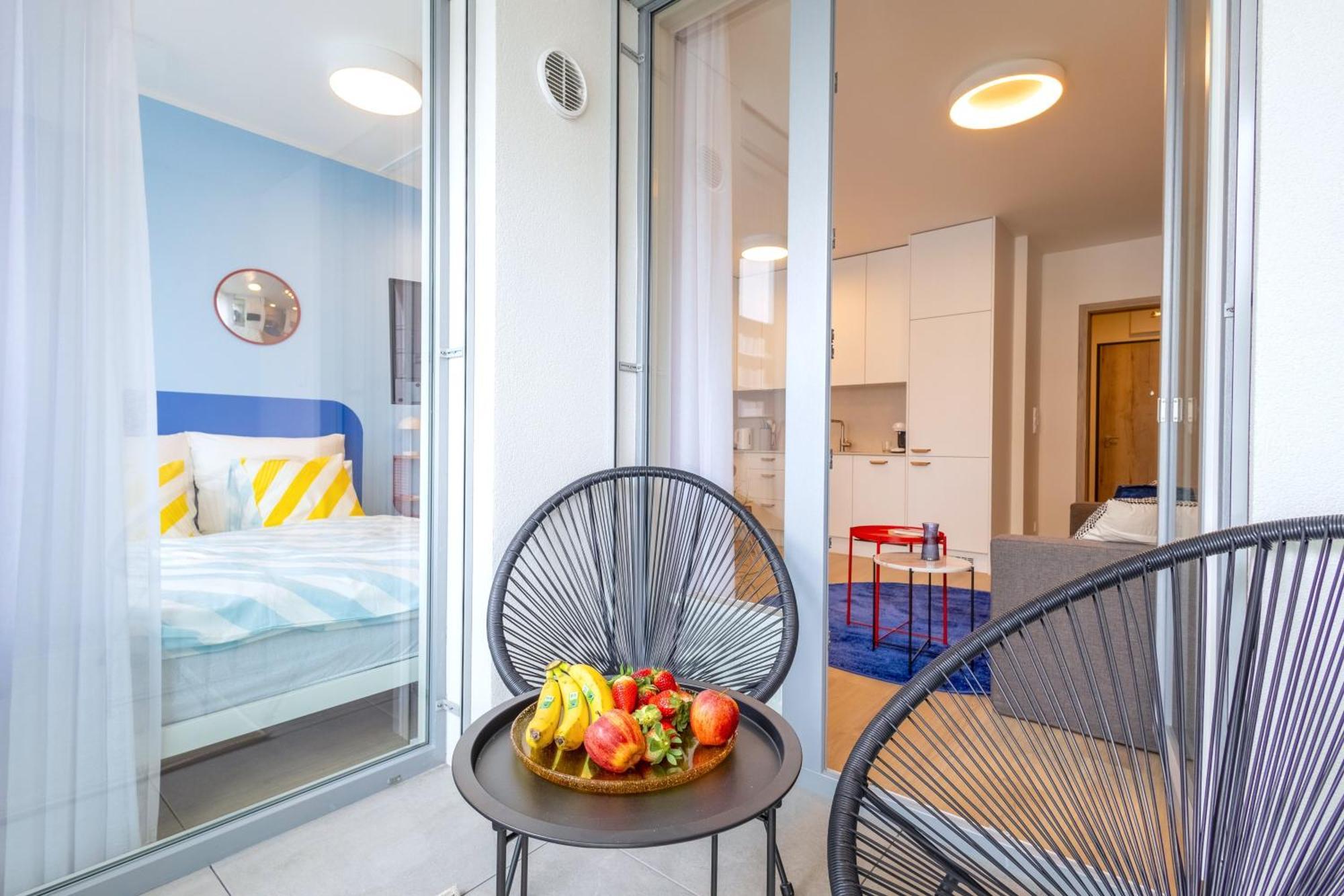 Colorful - Balcony, Free Parking, By Gravity Апартаменти *